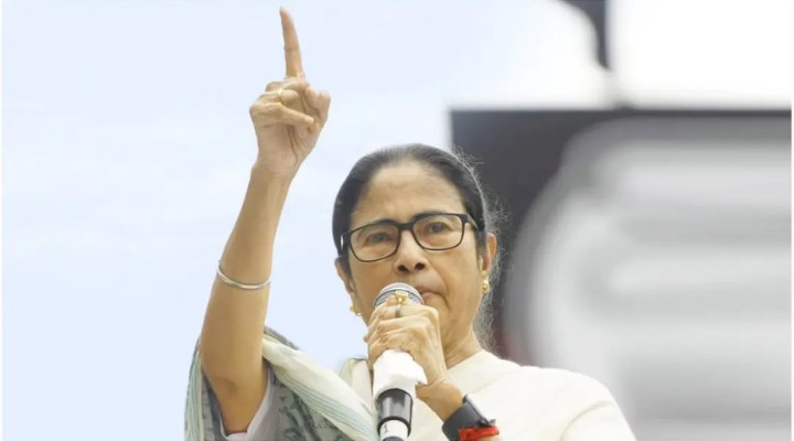 পদত্যাগ না করার ঘোষণা মমতার